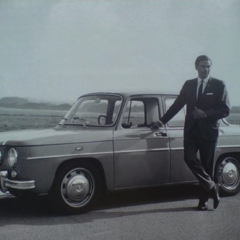 Jim pose en costume devant la R8 Gordini Jim pose en costume devant la R8 Gordini